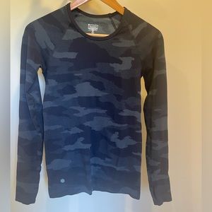 Athleta long sleeve fitted top, XS, black camo